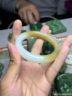糖白半山水镯子