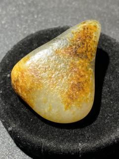 和田玉青花特色籽料,挂件料,天然无修,真皮真籽,皮色鲜艳亮丽,意境好
