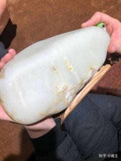 一块白皮大料切出两个玉镯,你看赚了吗?