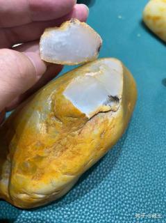 注意,这些和田玉看着一般,但千万别便宜卖!