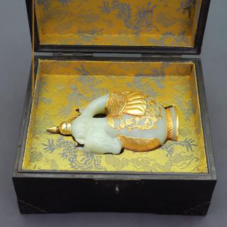珍品旧藏包金镶嵌和田玉马壶 器形规整,玉质白细,精美绝伦 和田玉马壶