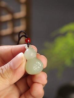 和田玉晴水色为何被称作"玉中呼吸感"?天然青白玉葫芦吊坠的佩戴逻辑