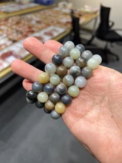 楼兰三色和田玉手串,新疆料,颜色整体为渐变色,从糖色青花到湖水绿颜