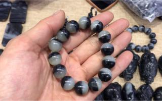 看和田玉青花籽料黑如墨汁白如宣纸