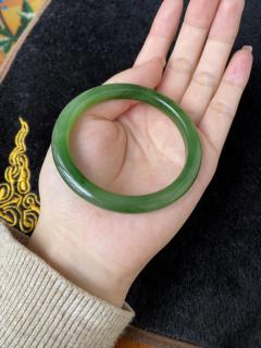 💰2300 和田玉碧玉冰底辣阳绿色手镯 泥鳅背条形 颜色非常好