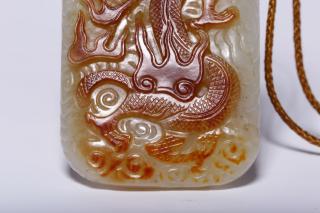 珍藏:和田籽料原皮祥云龙纹诗文牌 长5.6cm 宽3.6厚1.1cm 重50.3g 此