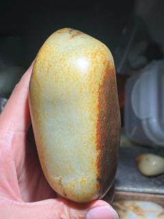 甄玉坊:众多新疆和田玉籽料原石中,这种聚红皮籽料的浑厚度和细度都很