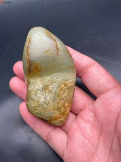 和田玉原石一个重156.6克左右
